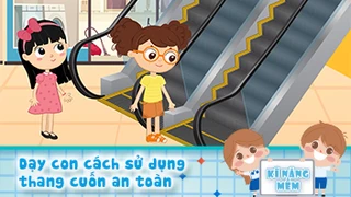 Dạy con cách sử dụng thang cuốn an toàn