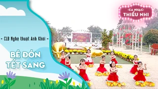 Bé đón tết sang 