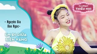 Em đi giữa biển vàng