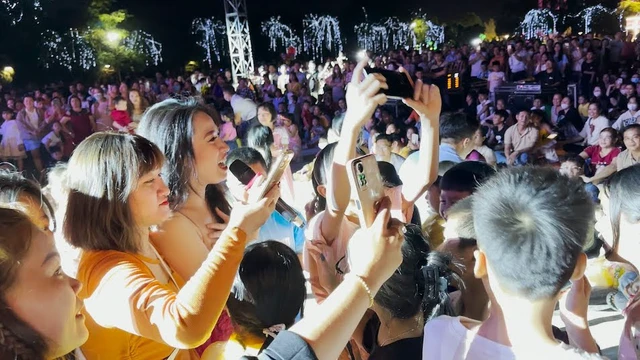 Hàng Ngàn Khán Giả Yêu Là Phải Thương Cháy Cùng Võ Kiều Vân