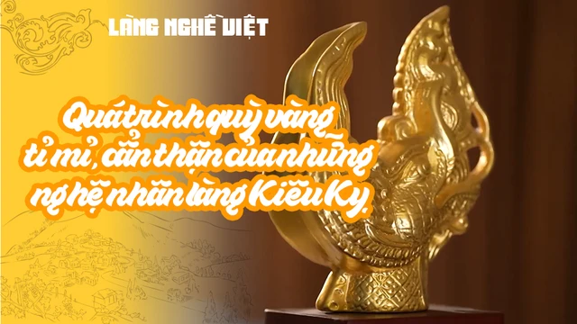 Quá trình quỳ vàng tỉ mỉ, cẩn thận của những nghệ nhân làng Kiêu Kỵ